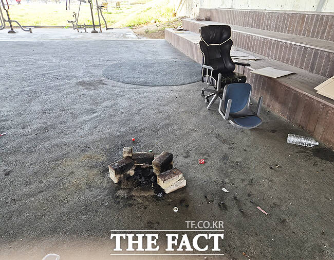 13일 영주서천교 공터에 일회용 그릇과 각종 음식물 쓰레기가 버러져 있어 이곳을 찾는 시민들의 눈살을 찌푸리게하고 있다. /김성권 기자