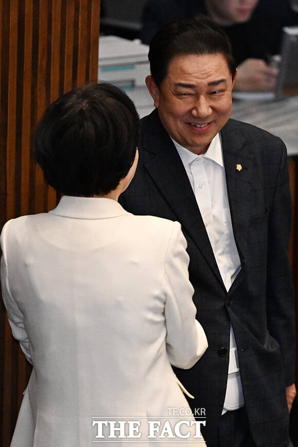 전현희 더불어민주당 의원과 대화 이어가는 김병기 무소속 의원.