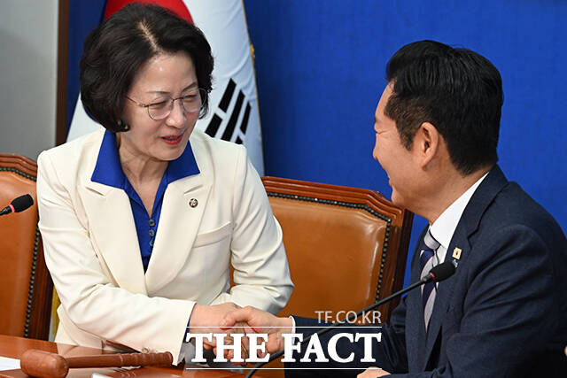 정청래 더불어민주당 대표(왼쪽)가 13일 오전 서울 여의도 국회에서 열린 최고위원회의에 앞서 추미애 경기도지사 후보에게 당 점퍼를 입혀주고 있다. /국회=김성렬 기자