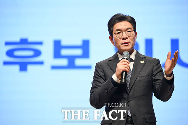 정한호 서울도시정비조합협회 이사장(왼쪽)이 정원오 서울시장 후보에게 '도시정비사업 제도 개선을 위한 정책제안서'를 전달하는 모습.