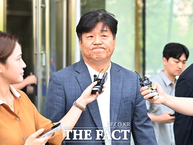 대출 사기 등 혐의로 1심에서 징역형의 집행유예 등을 선고받은 양문석 당시 더불어민주당 의원이 지난해 7월 24일 경기 수원시 영통구 수원지방법원에서 열린 항소심 선고공판에서 당선무효형을 선고 받은 뒤 법원을 나서고 있는 모습. /뉴시스