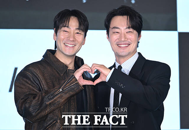 배우 박해수(왼쪽)과 이희준이 13일 오후 서울 구로구 신도림 더세인트 그랜드 볼룸에서 열린 ENA 새 월화드라마 '허수아비' 제작발표회에 참석해 포즈를 취하고 있다. /박헌우 기자