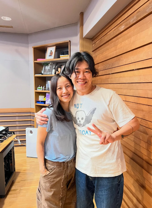 가수 이상순(오른쪽)이 라디오 부스를 잠시 비운다. /소셜 미디어 캡처