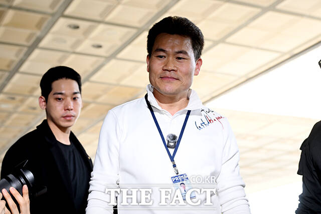 한국사 강사 출신 유튜버 전한길 씨가 13일 오후 서울 서초구 서울중앙지방검찰청으로 구속영장 청구 전 피의자 조사를 받기 위해 출석하며 입장을 밝히고 있다. /서예원 기자