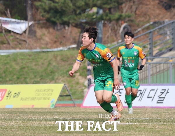 금산인삼FC 선수들이 지난 11일 서산파이오니아FC와 홈경기를 진행하고 있는 모습. /금산군