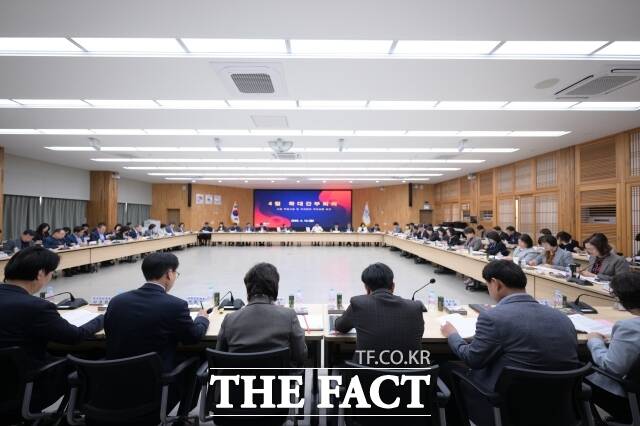 논산시가 13일 시청 회의실에서 확대간부회의를 열고 있다. /논산시