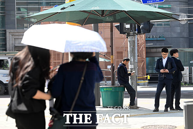 햇빛 피해 그늘 찾은 시민들.