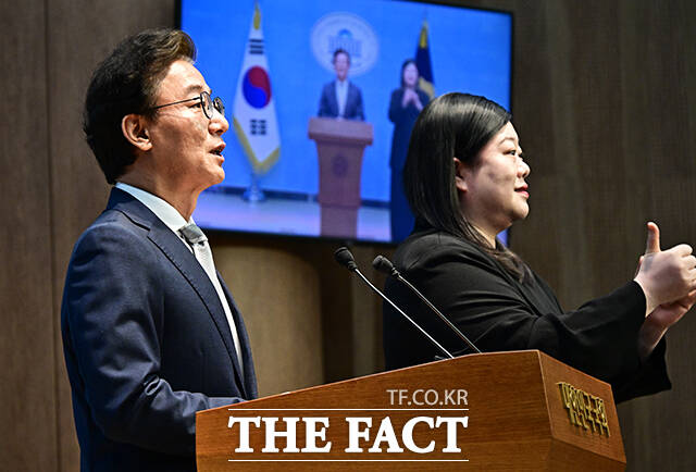 전재수 더불어민주당 부산시장 후보가 13일 오전 서울 여의도 국회 소통관에서 기자회견을 열고 발언을 하고 있다. /국회=배정한 기자