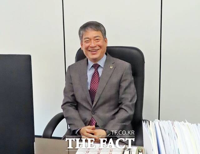 김광운 세종시의원이 10일 충청광역연합의회 사무실에서 <더팩트>와 인터뷰하고 있다. /김형중 기자