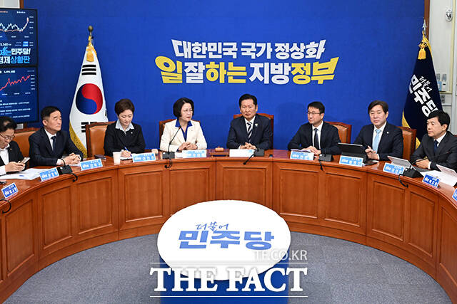 정청래 더불어민주당 대표(왼쪽)가 13일 오전 서울 여의도 국회에서 열린 최고위원회의에 앞서 추미애 경기도지사 후보에게 당 점퍼를 입혀주고 있다. /국회=김성렬 기자