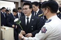  김민석, 완도 화재 순직 소방관 빈소 찾아…옥조근정훈장 추서