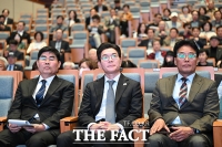  서울도시개발 정책제안 경청하는 정원오 서울시장 후보 [포토]