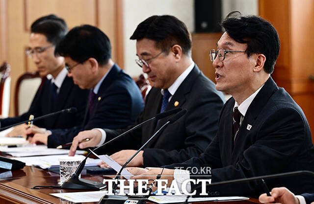 김민석 국무총리가 14일 오후 서울 종로구 정부서울청사에서 열린 공명선거 관계장관회의에 참석해 모두발언을 하고 있다. /임영무 기자