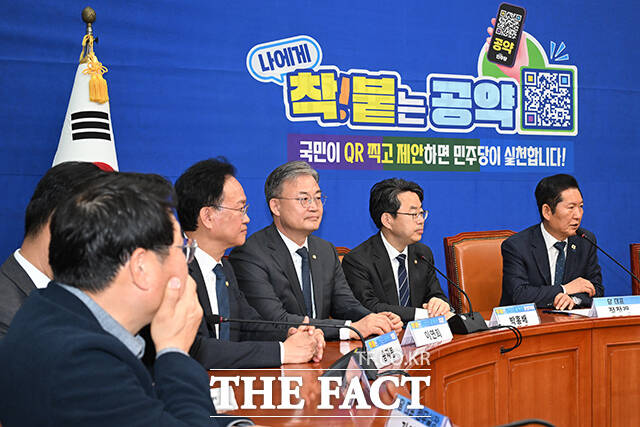 인사말 하는 정청래 더불어민주당 대표(오른쪽).