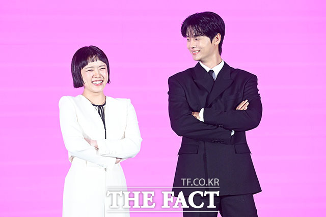 배우 김향기(왼쪽)와 차학연이 14일 오전 서울 구로구 더세인트웨딩에서 열린 쿠팡플레이 새 시리즈 ‘로맨스의 절댓값’ 제작발표회에 참석해 포즈를 취하고 있다. /서예원 기자