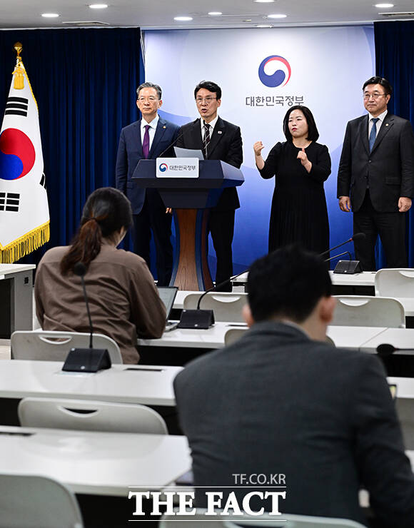 김민석 국무총리(왼쪽 두 번째)가 14일 오후 서울 종로구 정부서울청사에서 제9회 동시지방선거 관련 대국민담화를 하고 있다. /임영무 기자