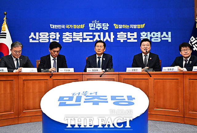 정청래 더불어민주당 대표(왼쪽)가 14일 오후 서울 여의도 국회에서 열린 신용한 충북도지사 후보 환영식에 참석해 신 후보에게 파란색 당 점퍼를 입혀주고 있다. /국회=배정한 기자