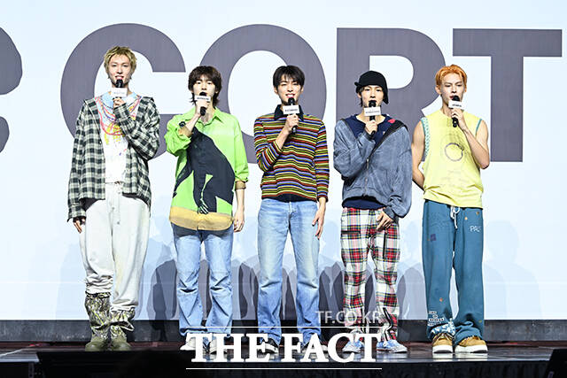 그룹 코르티스의 마틴 주훈 건호 성현 제임스(왼쪽부터)가 두 번째 미니앨범 'GREENGREEN' 트랙리스트를 공개했다. 사진은 코르티스가 2025년 8월 18일 오후 서울 용산구 블루스퀘어 SOL 트래블홀에서 열린 데뷔 앨범 'COLOR OUTSIDE THE LINES' 발매 기념 쇼케이스에 참석해 포즈를 취하고 있는 모습이다. /서예원 기자