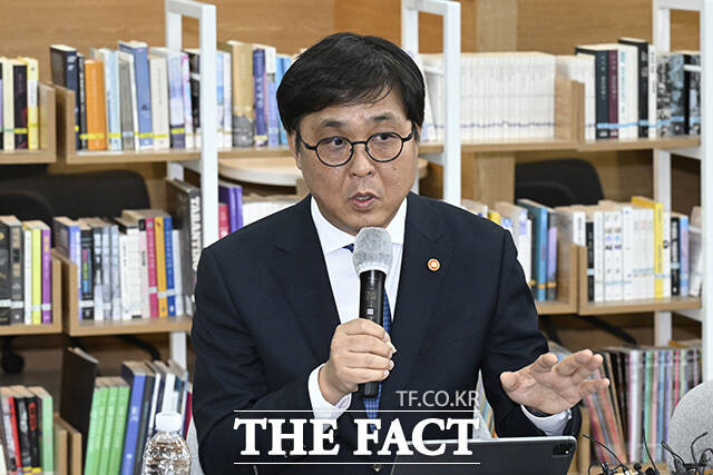 최휘영 장관이 영화계 인사들과 대화하고 있다.