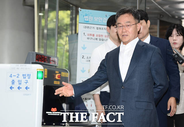 김만배 씨가 지난 2024년 서울 서초구 서울중앙지방법원에서 열린 구속영장실질심사에 출석하고 있다./이새롬 기자