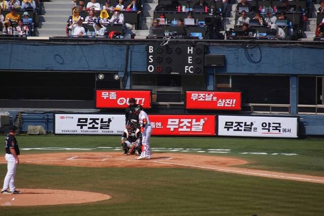 한미약품은 2026 KBO 프로야구 시즌 기간 동안 서울 잠실야구장에서 피부·손발톱진균증 치료제 '무조날'과 구강청결제 '케어가글액' 광고를 진행한다고 14일 밝혔다. 잠실야구장 무조날 광고 모습. /한미약품