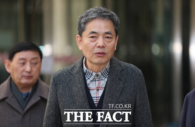 대장동 민간업자 김만배 씨에게 뇌물 50억 원을 수수한 혐의로 재판에 넘겨진 곽상도 전 의원의 항소심이 약 1년 9개월 만에 재개된 가운데, 범죄수익 은닉 사건과의 병합 여부를 두고 공방이 벌어졌다. 곽 전 의원이 지난 2월 서울 서초구 서울중앙지방법원에서 열린 1심 선고를 마친 뒤 입장을 밝히고 있다. /이새롬 기자