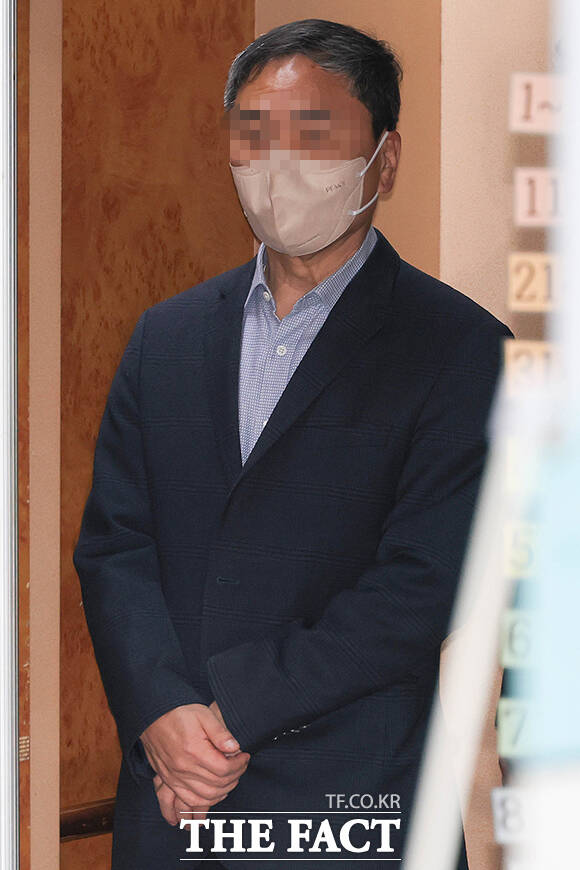 10조 원대 전분당 담합 의혹을 받는 대상그룹 임 모 대표이사(가운데)가 14일 오전 서울 서초구 서울중앙지방법원에서 열린 영장실질심사(구속 전 피의자 심문)에 출석하고 있다. /임영무 기자