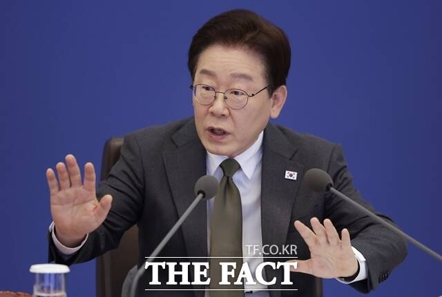 이재명 정부가 지난해 9월 공개한 '123대 국정과제'에 따르면 소멸위기지역 재도약을 위한 지원 강화 과제로서 '복수주소제 단계적 도입'을 명시했다. 사진은 이재명 대통령이 지난 14일 청와대에서 열린 국무회의 겸 비상경제점검회의에서 발언하고 있다. /뉴시스