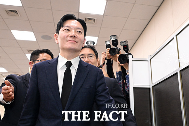 '쌍방울 대북 송금' 의혹 사건의 수사 담당자인 박상용 인천지검 부부장검사가 14일 오전 서울 여의도 국회에서 열린 윤석열 정권 정치검찰 조작기소 의혹사건 진상규명 국정조사 특별위원회 전체회의에서 증인 선서 거부 후 퇴장당하고 있다./남용희 기자