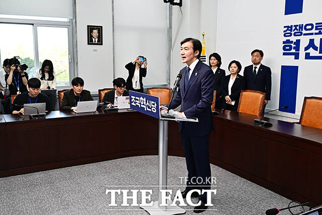 조국 조국혁신당 대표가 14일 오전 서울 여의도 국회에서 기자회견을 열고 국회의원 보궐선거 평택을 지역구 출마선언을 하고 있다. /국회=배정한 기자