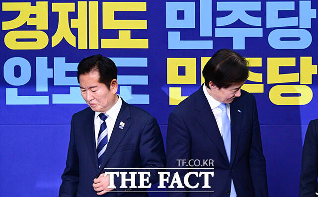 조국 조국혁신당 대표가 ‘경기 평택을’ 재선거 출마를 선언하면서 더불어민주당도 표 분산 가능성 등을 고려해 상황을 예의주시하는 분위기다. 사진은 조 대표가 지난해 11월 26일 국회 민주당 대표 회의실에서 만난 조 대표(오른쪽)과 정청래 민주당 대표. /남윤호 기자