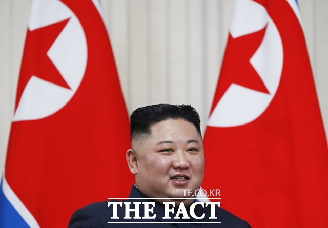 김정은 북한 국무위원장이 재일조선인총연합회에 역대 최대 규모의 장학금을 전달했다. 사진은 2019년 4월 25일(현지시간) 블라디보스토크 극동연방대학에서 블라디미르 푸틴 러시아 대통령과 만나 회담하는 김 위원장 모습. /뉴시스, AP