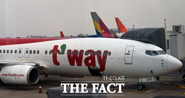 티웨이항공이 객실 승무원을 대상으로 오는 5월부터 두 달 간 무급휴직을 시행한다. 사진은 공항에 세워진 티웨이 항공기 모습. /이새롬 기자