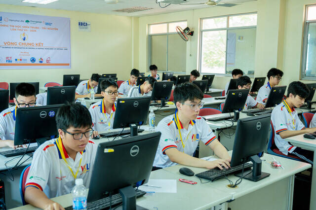 베트남 정보올림피아드 참가자들이 과제를 수행하고 있다. /한화생명