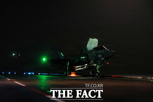 F-35B 라이트닝 II 전투기가 USS 트리폴리(LHA 7)함에서 출격 준비를 하고 있다.