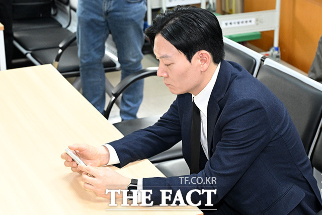 증인선서 거부 후 퇴장 당하는 박 검사.