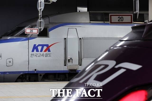 국토교통부는 한국철도공사·에스알과 함께 KTX·SRT를 연결해 하나의 열차처럼 운행하는 '시범 중련운행'을 다음 달 15일부터 시작한다고 밝혔다. /뉴시스