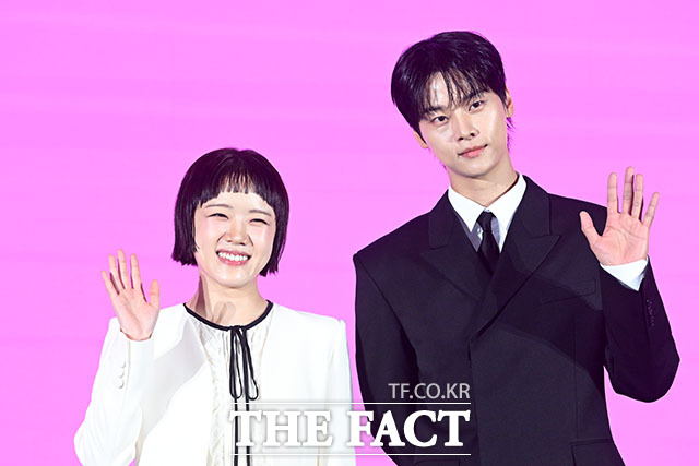 배우 김향기가 14일 오전 서울 구로구 더세인트웨딩에서 열린 쿠팡플레이 새 시리즈 ‘로맨스의 절댓값’ 제작발표회에 참석해 포즈를 취하고 있다. /서예원 기자