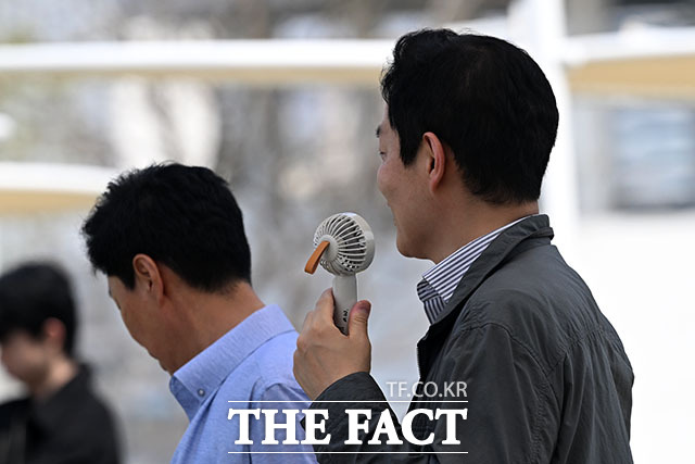 여의도한강공원을 찾은 시민이 물에 발을 담그고 있다.