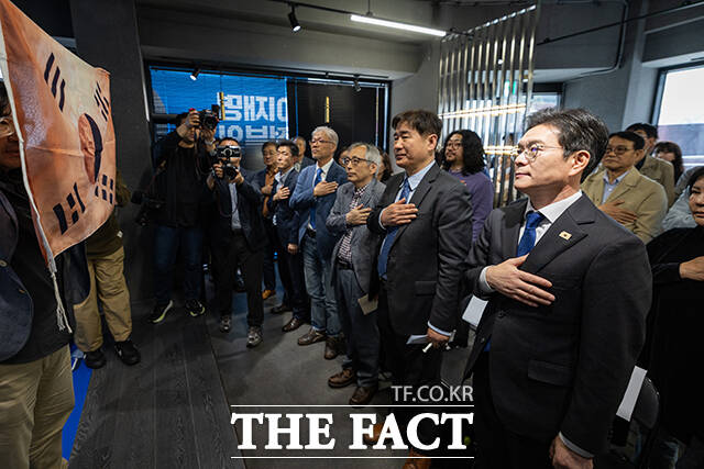 정원오 더불어민주당 서울시장 후보가 봉오동 전투 당시 독립군이 사용했던 태극기 복원본을 향해 경례하는 모습. /정원오 캠프