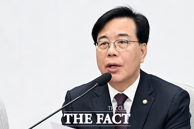 원내대책회의에서 모두발언하는 송 원내대표(가운데).