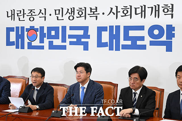 한병도 더불어민주당 원내대표(왼쪽)가 14일 오전 서울 여의도 국회에서 열린 원내대책회의에서 발언을 하고 있다. /국회=김성렬 기자