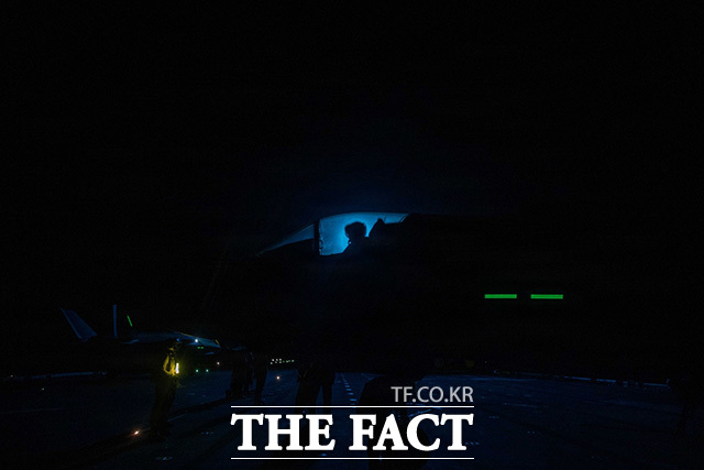 미군 조종사가 F-35B 라이트닝 II 전투기에서 작전 준비를 하고 있다.