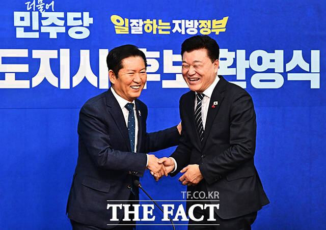 정청래 더불어민주당 대표(왼쪽)가 14일 오후 서울 여의도 국회에서 열린 신용한 충북도지사 후보 환영식에 참석해 신 후보에게 파란색 당 점퍼를 입혀주고 있다. /국회=배정한 기자