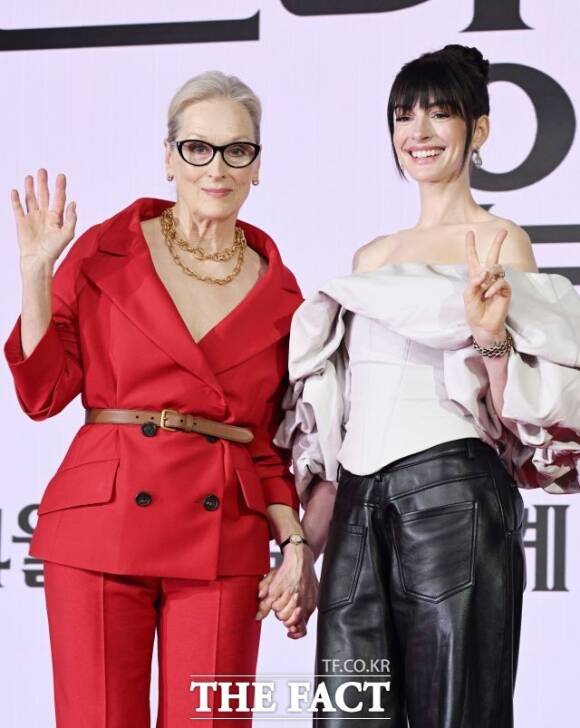 '악마는 프라다를 입는다2'는 전설적인 패션 매거진 '런웨이'의 편집장 미란다와 20년 만에 기획 에디터로 돌아온 앤디가 럭셔리 브랜드의 임원이 된 에밀리와 재회하고 완전히 달라진 미디어 환경 속에서 다시 한번 패션계의 주도권을 잡기 위해 모든 커리어를 거는 이야기를 그린다. 사진은 지난 8일 서울 광화문 포시즌스 호텔 서울에서 열린 내한 기자간담회에 참석해 포즈를 취하고 있는 메릴 스트립(왼쪽)과 앤 해서웨이의 모습. /이새롬 기자