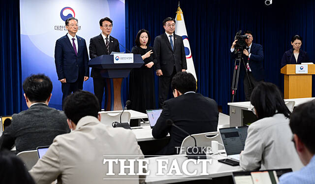 김민석 국무총리(왼쪽 두 번째)가 14일 오후 서울 종로구 정부서울청사에서 제9회 동시지방선거 관련 대국민담화를 하고 있다. /임영무 기자