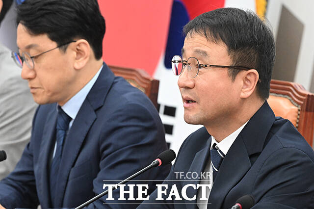 한병도 더불어민주당 원내대표(왼쪽)가 14일 오전 서울 여의도 국회에서 열린 원내대책회의에서 발언을 하고 있다. /국회=김성렬 기자