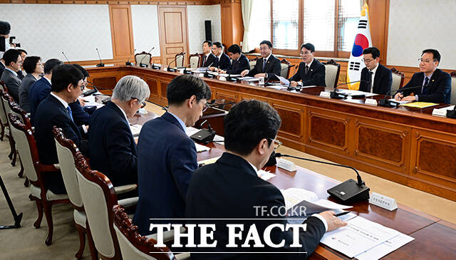 김민석 국무총리가 14일 오후 서울 종로구 정부서울청사에서 열린 공명선거 관계장관회의에 참석해 모두발언을 하고 있다. /임영무 기자