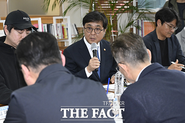 최휘영 장관이 영화계 인사들과 대화하고 있다.