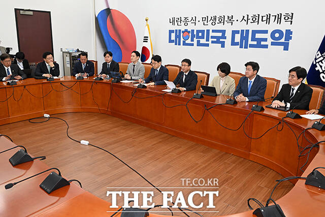 한병도 더불어민주당 원내대표(왼쪽)가 14일 오전 서울 여의도 국회에서 열린 원내대책회의에서 발언을 하고 있다. /국회=김성렬 기자